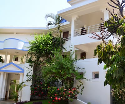 https://imgcld.yatra.com/ytimages/image/upload/t_hotel_yatra_city_desktop/v1390450275/Domestic Hotels/Hotels_Goa/Hotel Prainha Goa/Facade~534.jpg